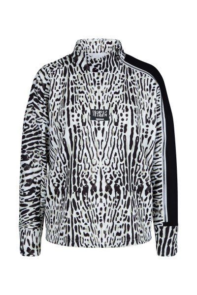 Cool sweater with animal print and sophisticated closure solution