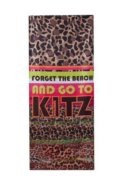 Cuddly bath towel with trendy all over print