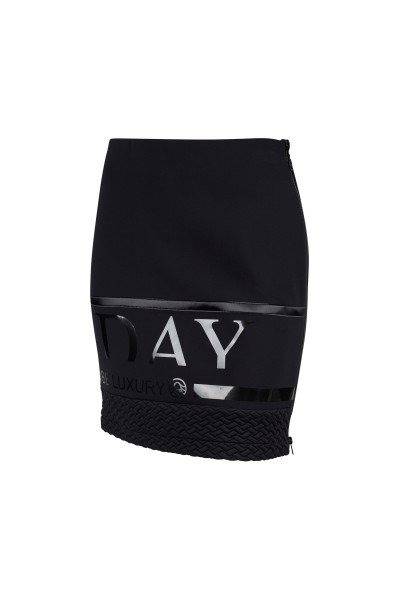Fashionable mini skirt with patent transfer