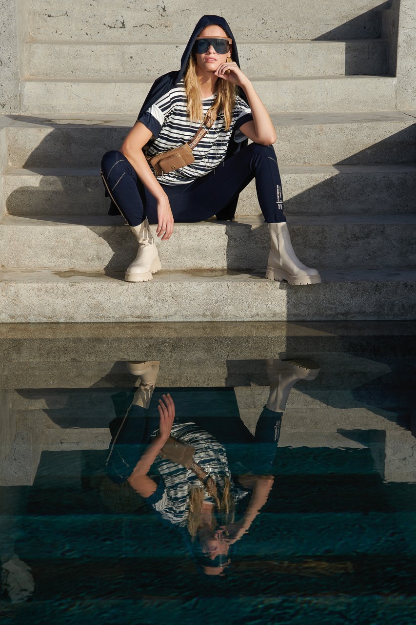 Look mit Fließendes Shirt in einem Mustermix in moderner Oversize-Silhouette