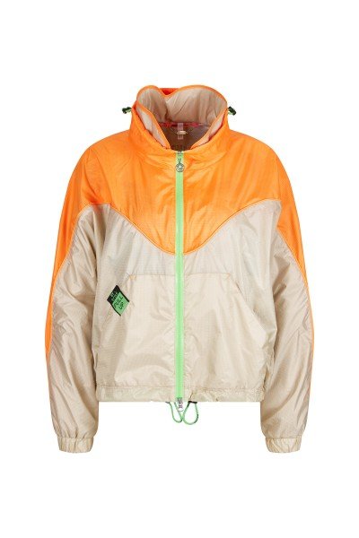 Breezy two-tone windbreaker with contrast embroidery on the back
