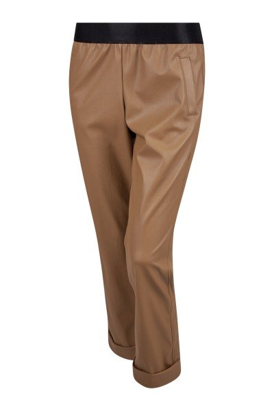 Shortened pants made of faux leather